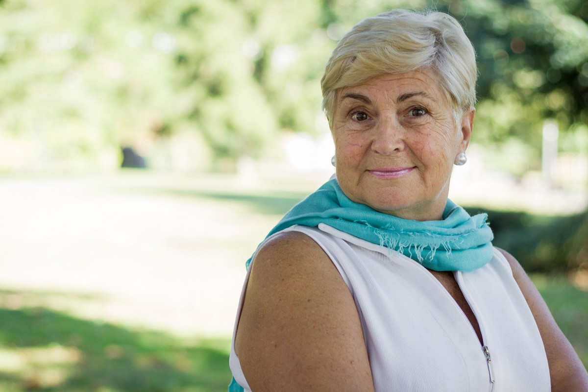 seniorka w parku