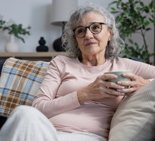 seniorka w pokoju