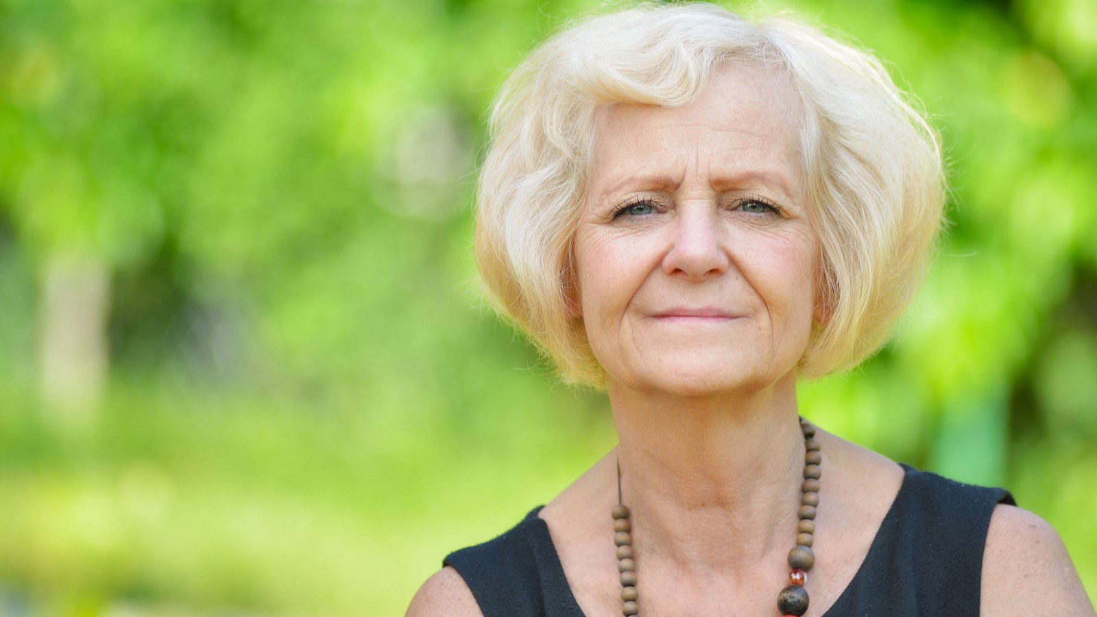 uśmiechnięta seniorka