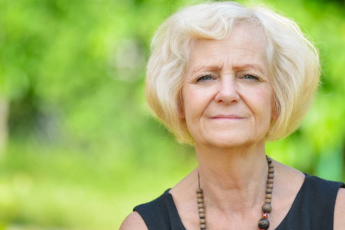 uśmiechnięta seniorka