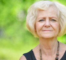 uśmiechnięta seniorka