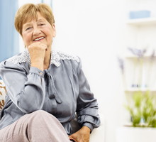 uśmiechnięta seniorka