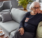 zamyślona seniorka na sofie