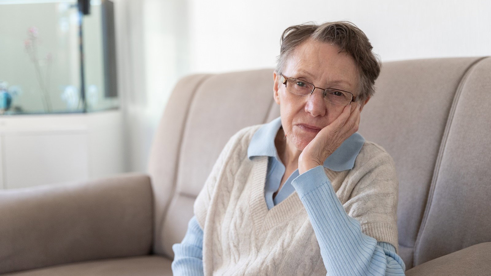 zmartwiona seniorka
