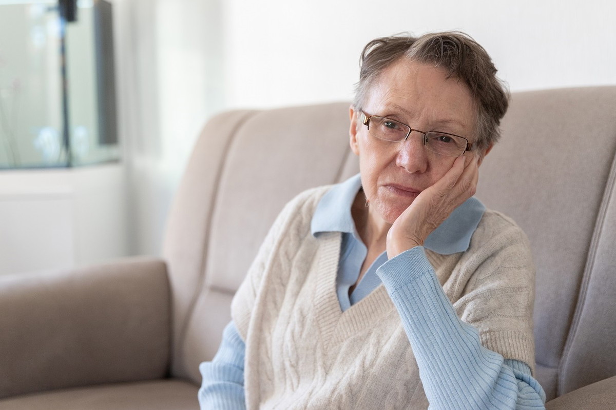zmartwiona seniorka