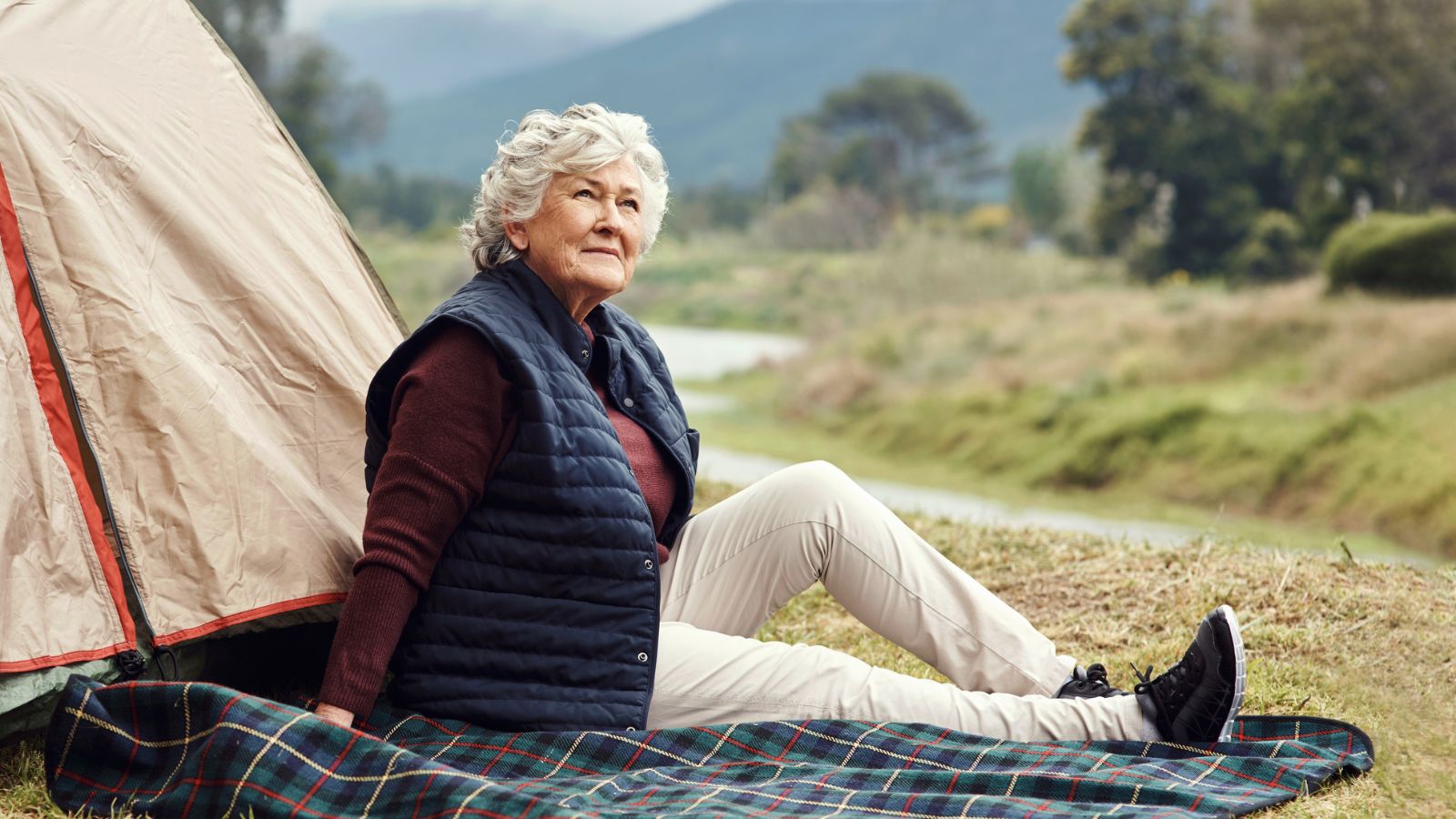 kobieta 60+ poważna, kamping
