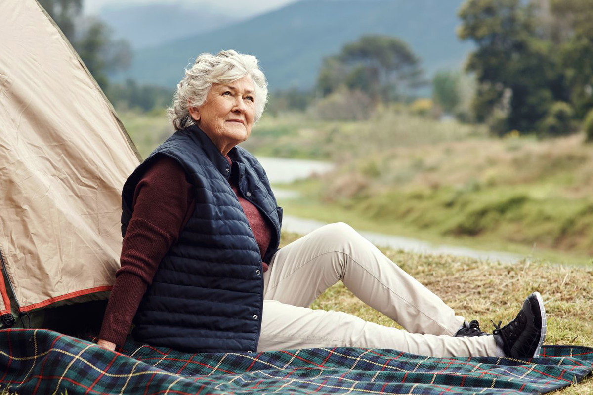 kobieta 60+ poważna, kamping