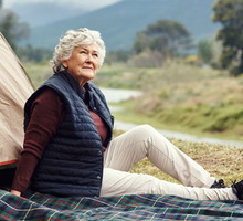 kobieta 60+ poważna, kamping