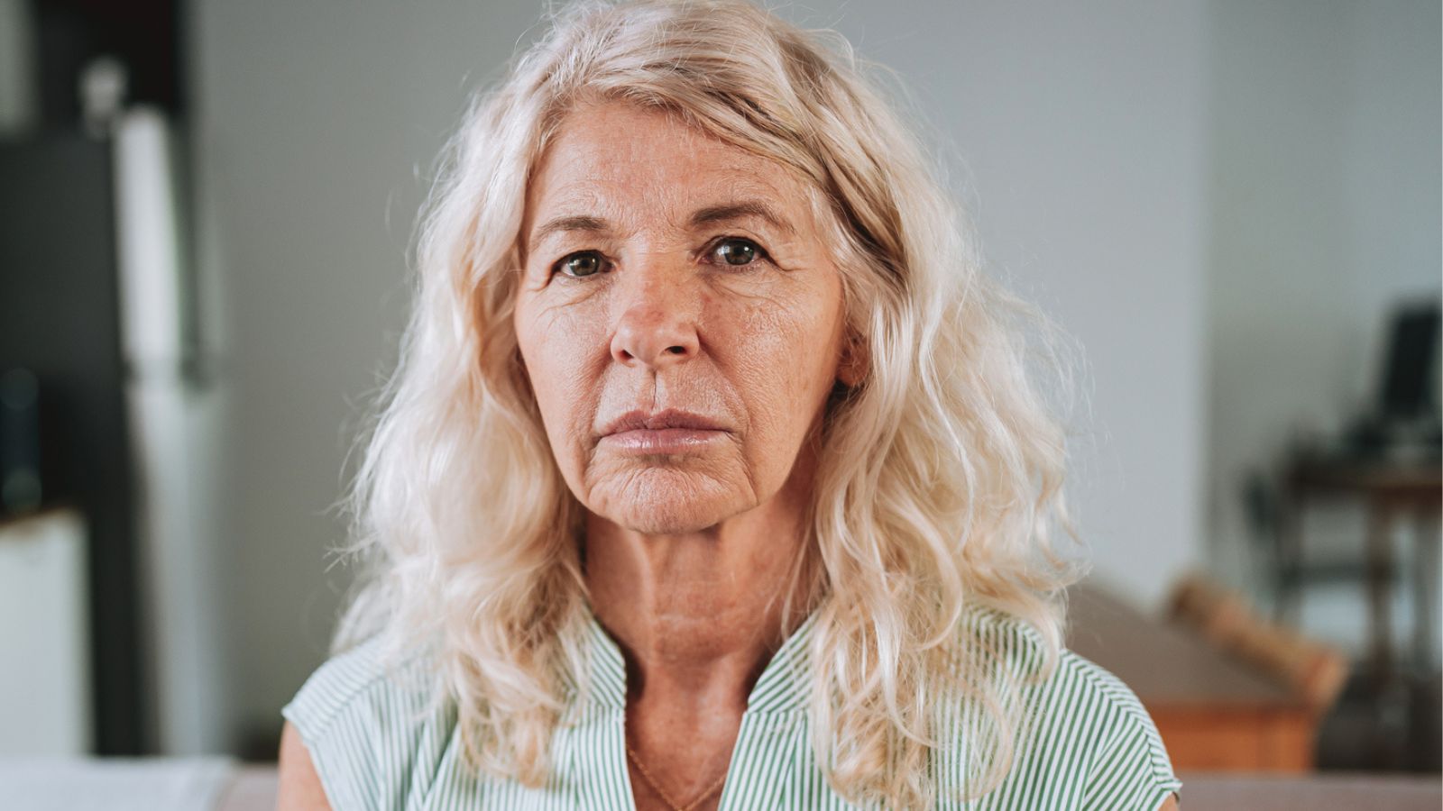 kobieta 60+ poważna