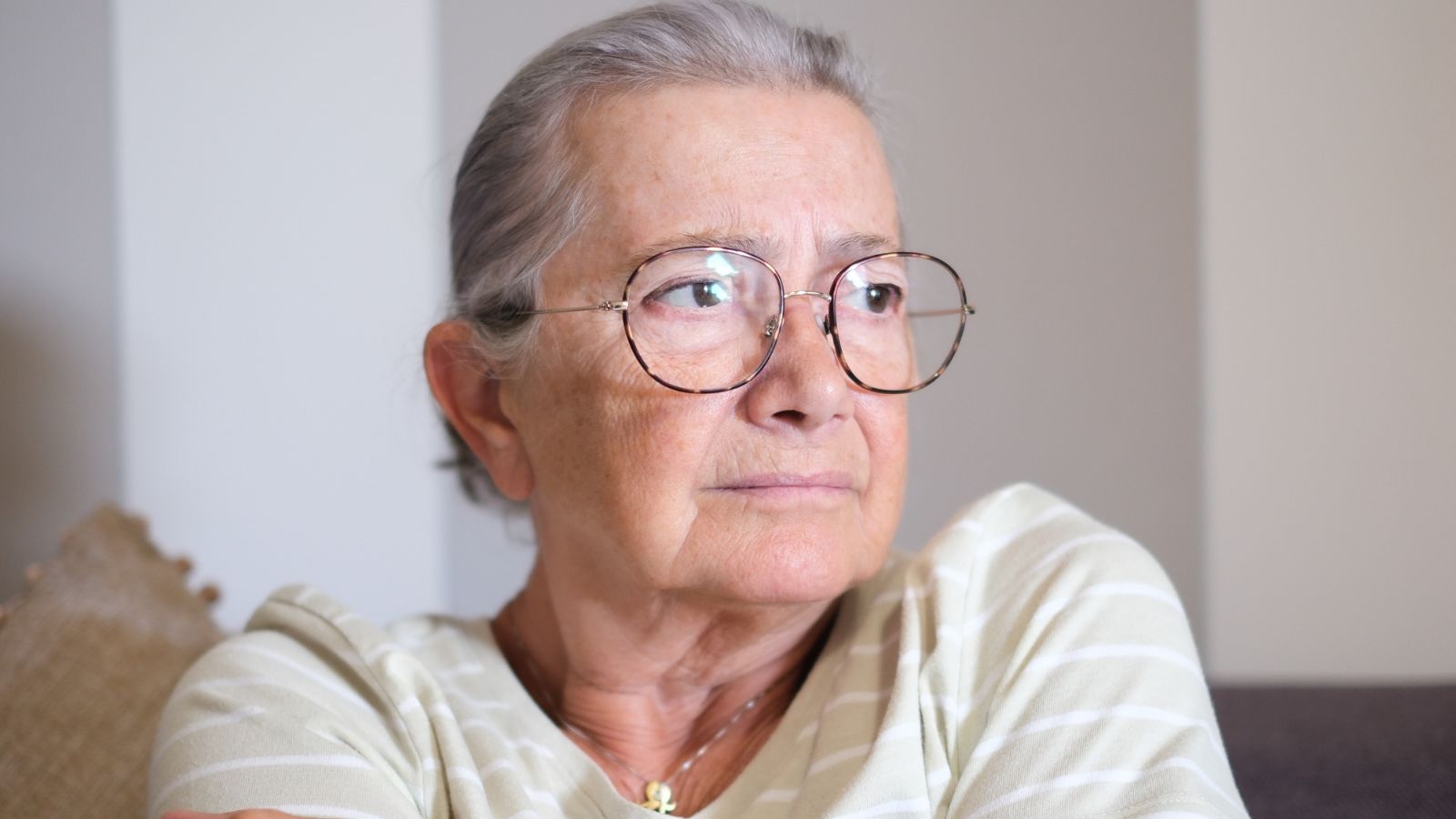 kobieta 60+ poważna