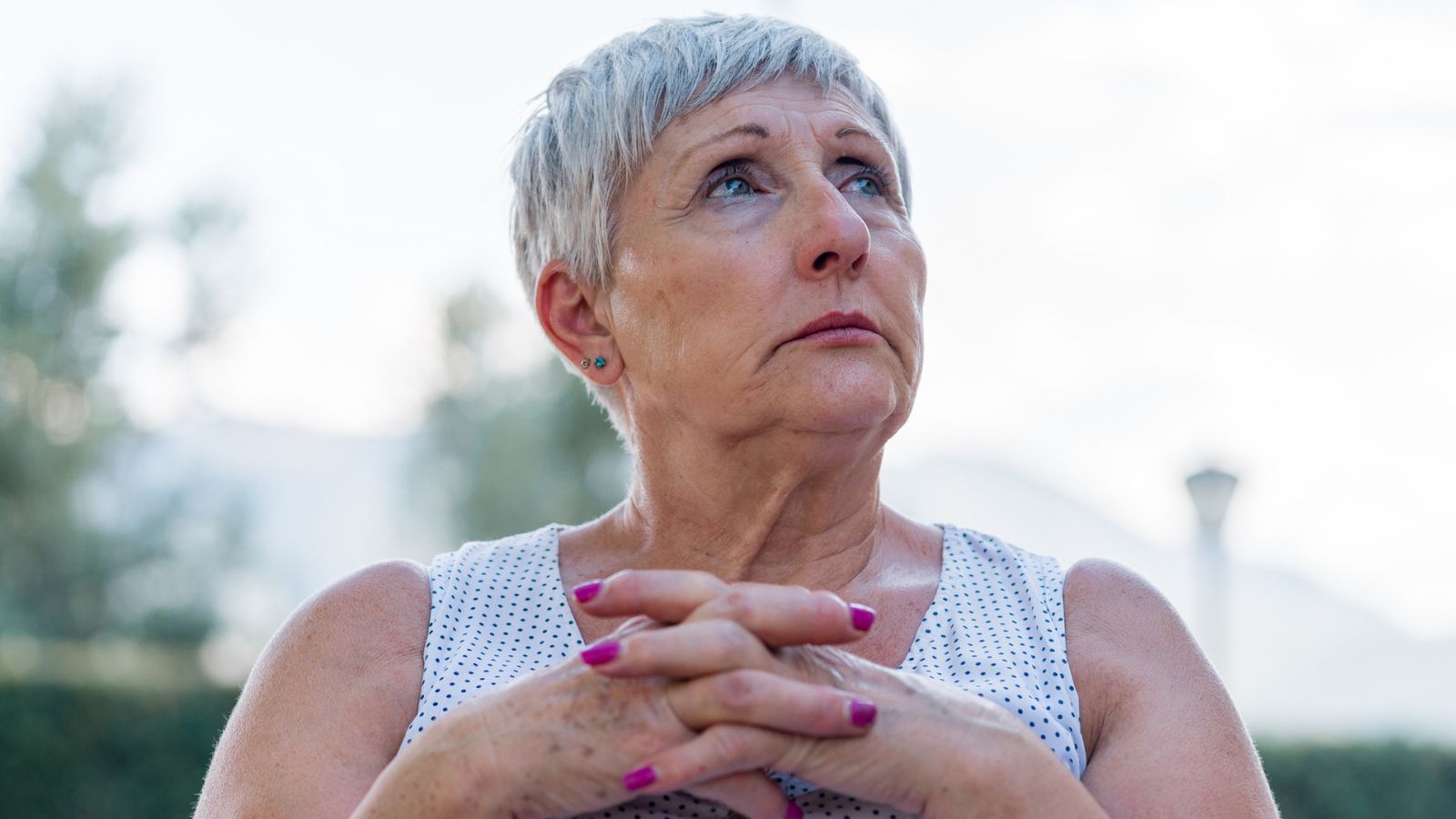 kobieta 60+ poważna