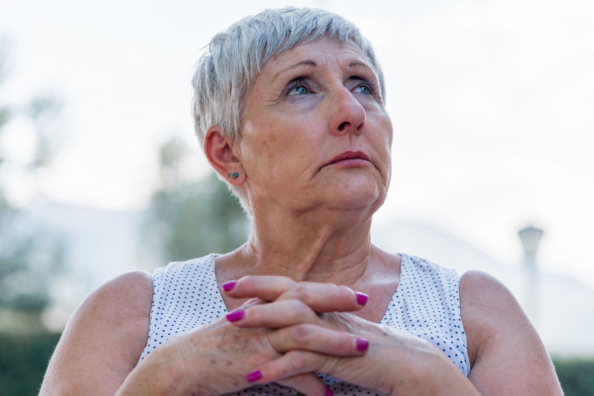 kobieta 60+ poważna