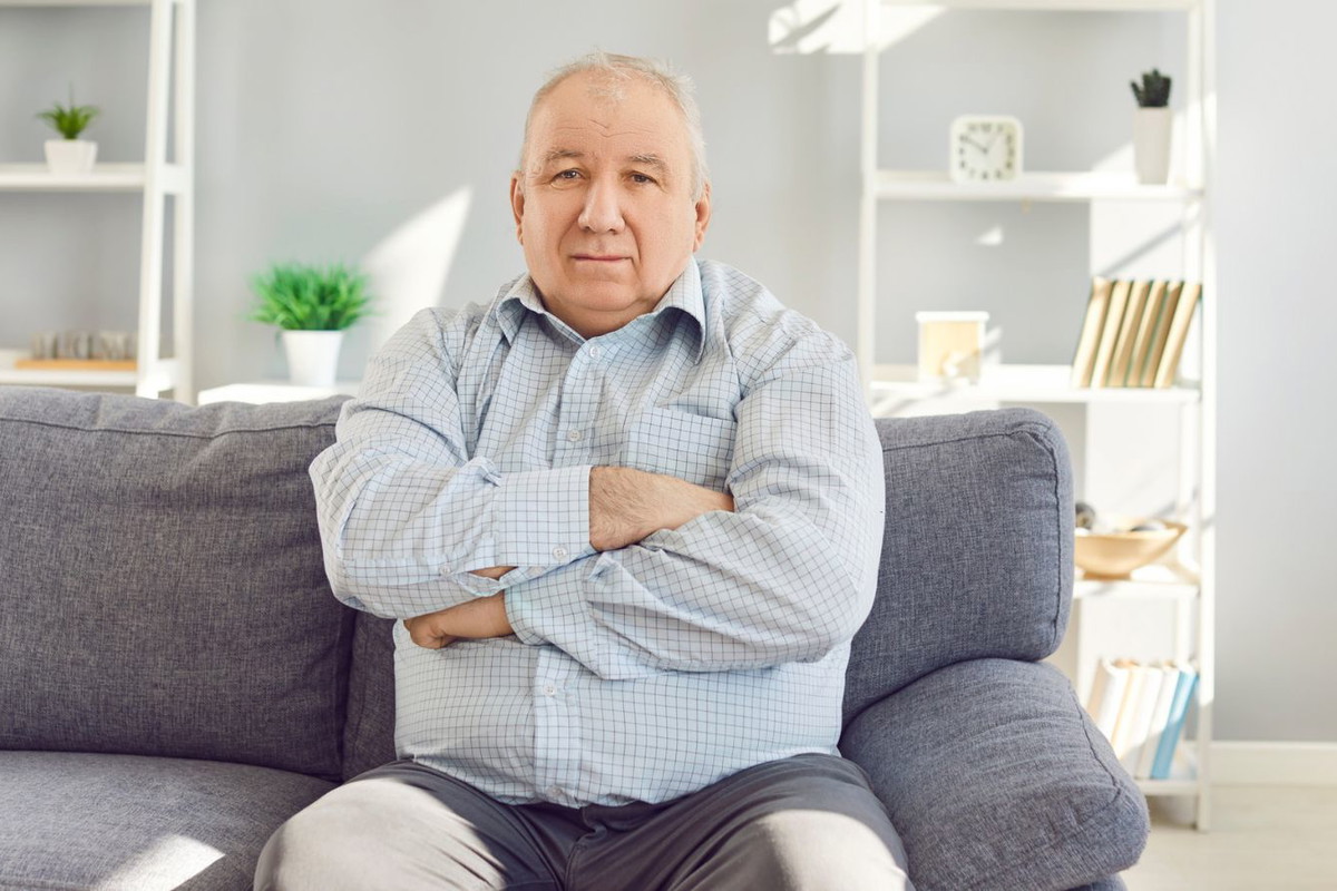 mężczyzna 60+ poważny