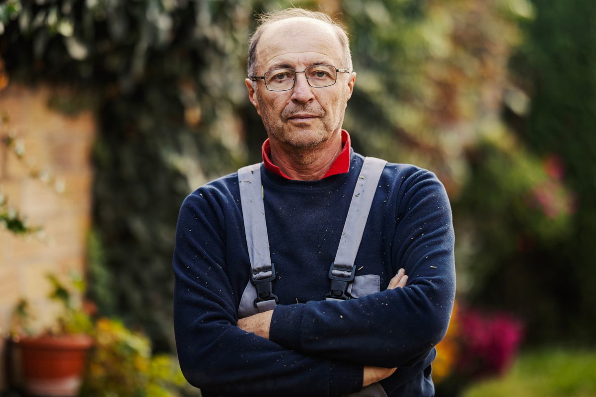 mężczyzna 60+ w ogrodzie