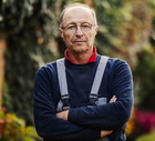 mężczyzna 60+ w ogrodzie