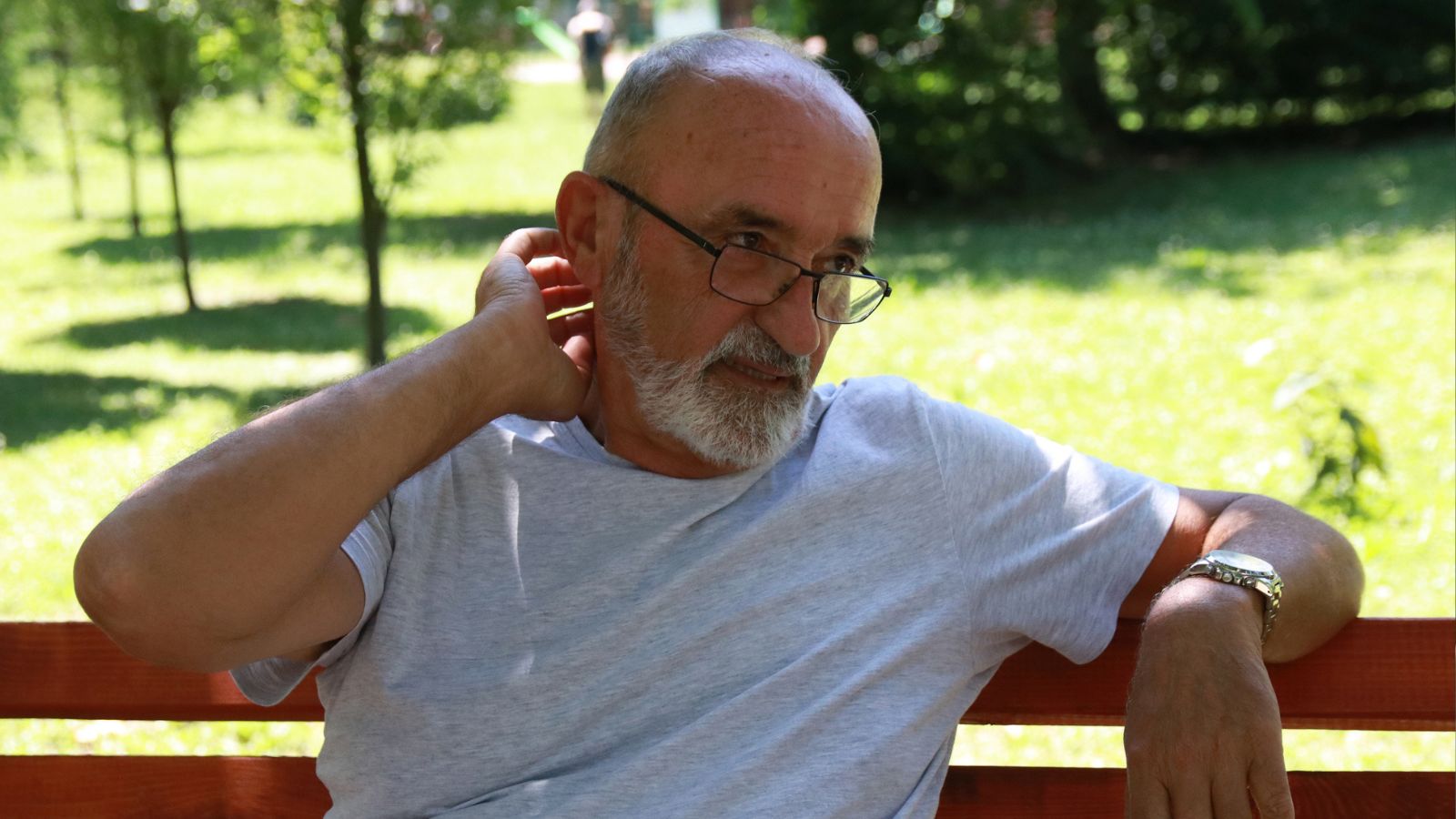 mężczyzna 60+ zmartwiony