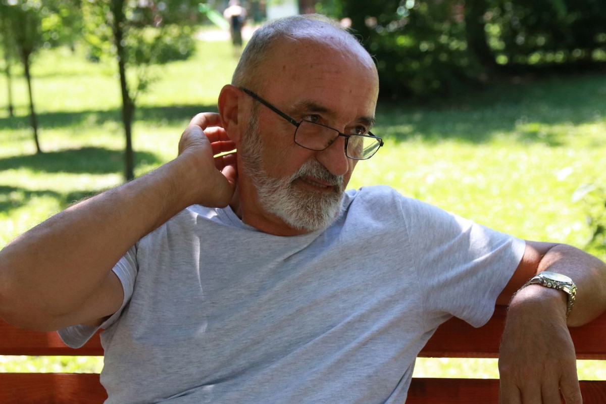 mężczyzna 60+ zmartwiony