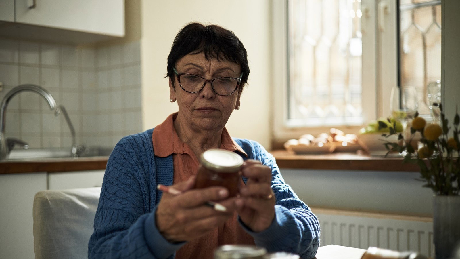 seniorka w kuchni