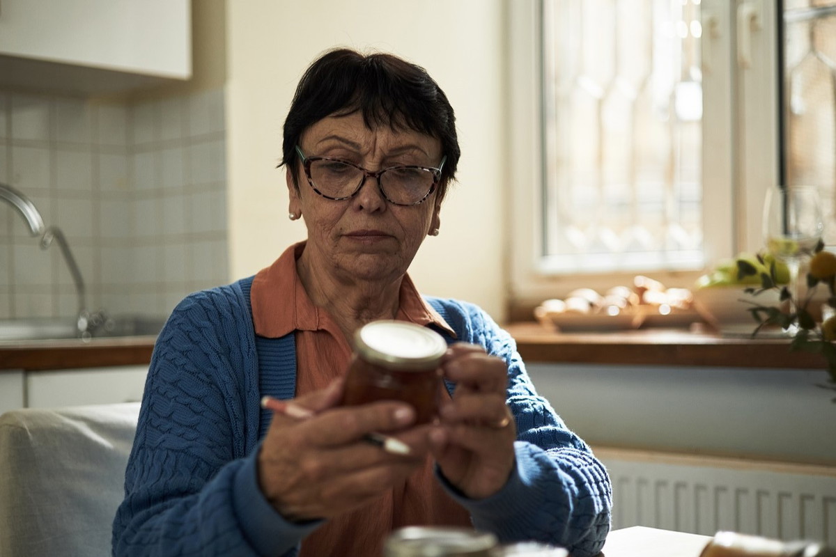 seniorka w kuchni
