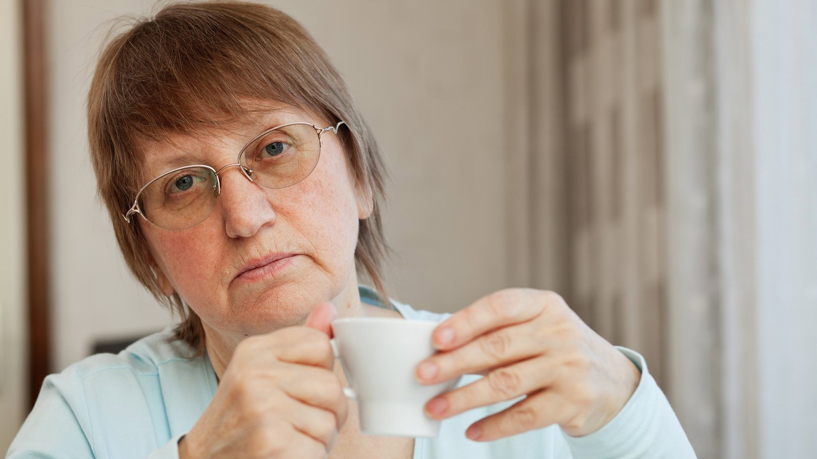 seniorka z kawą