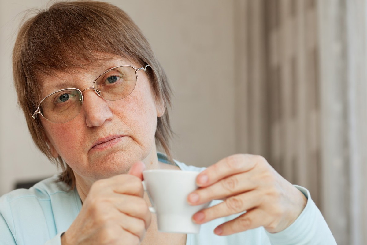 seniorka z kawą