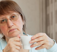 seniorka z kawą