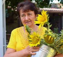 seniorka ze słonecznikami
