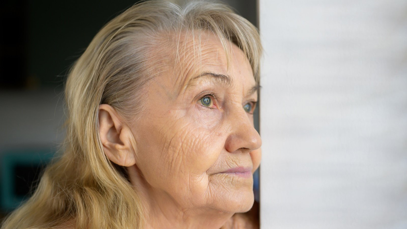 smutna seniorka