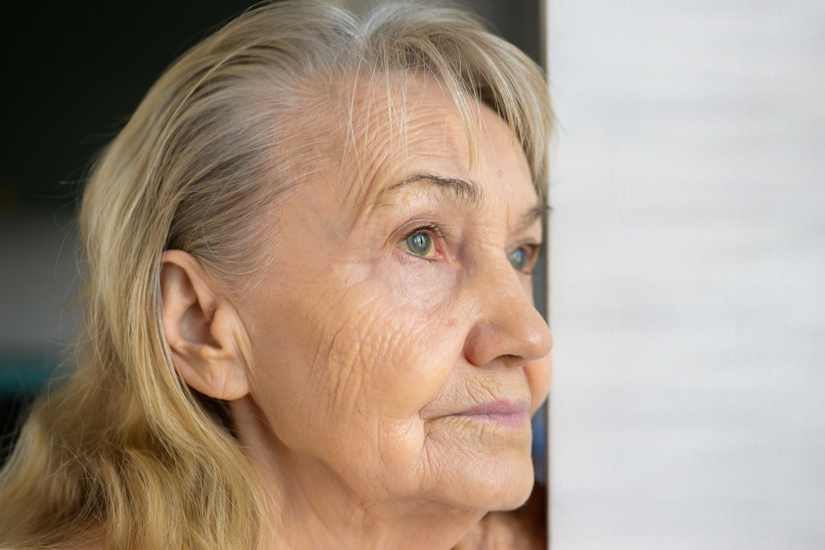 smutna seniorka