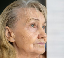smutna seniorka