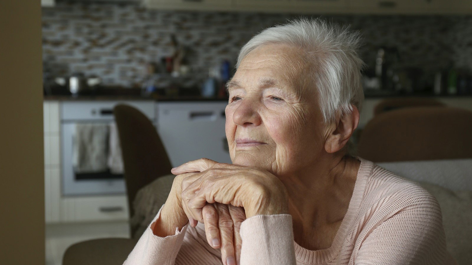 zamyślona seniorka w kuchni