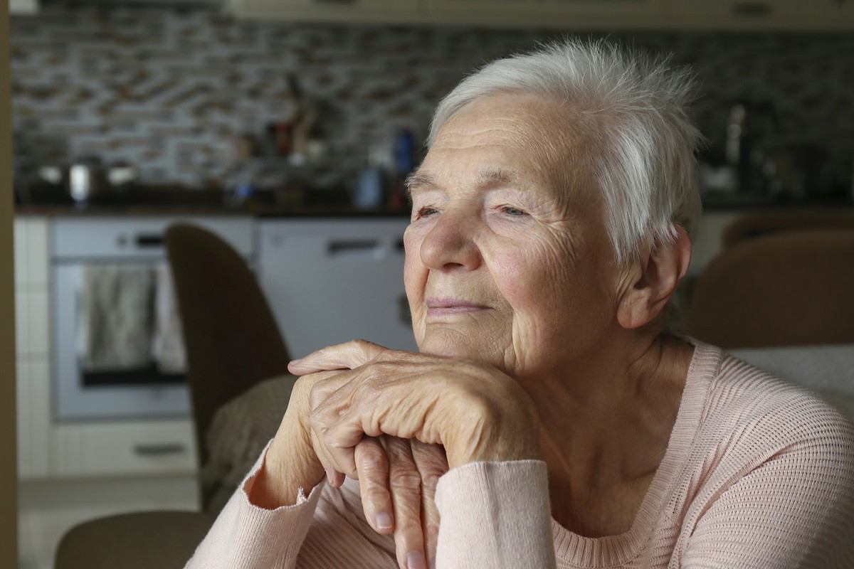 zamyślona seniorka w kuchni