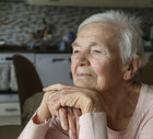 zamyślona seniorka w kuchni