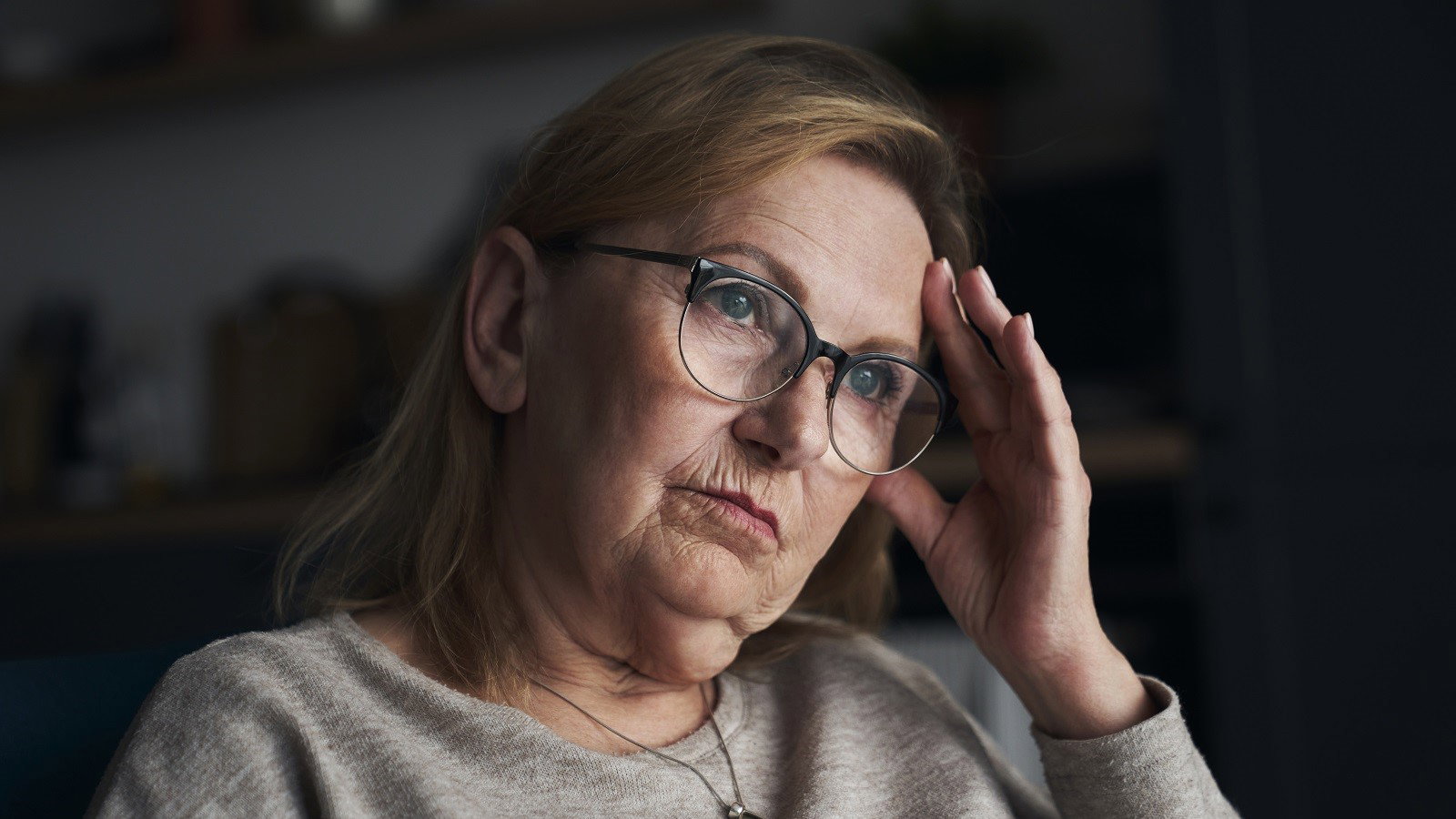 zdenerwowana seniorka