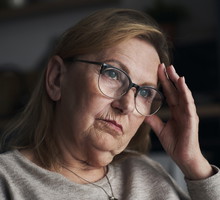 zdenerwowana seniorka