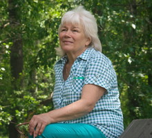 kobieta 50+ w lesie