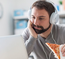 mężczyzna jedzący pizzę
