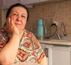 seniorka siedząca przy stole