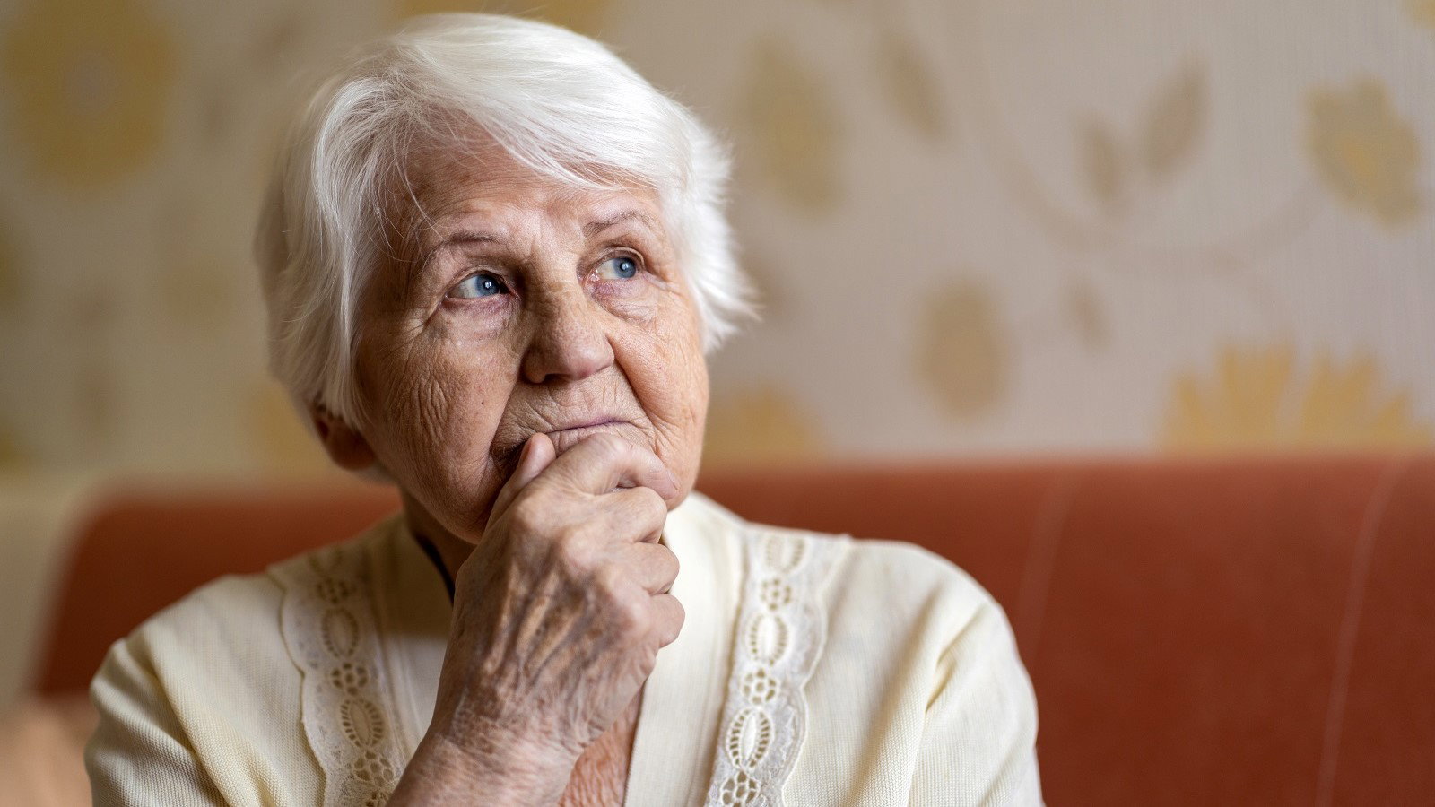 zamyślona seniorka w pokoju