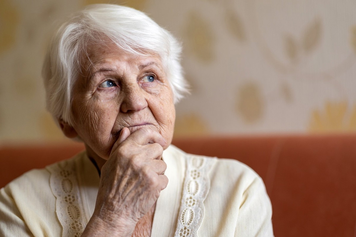 zamyślona seniorka w pokoju