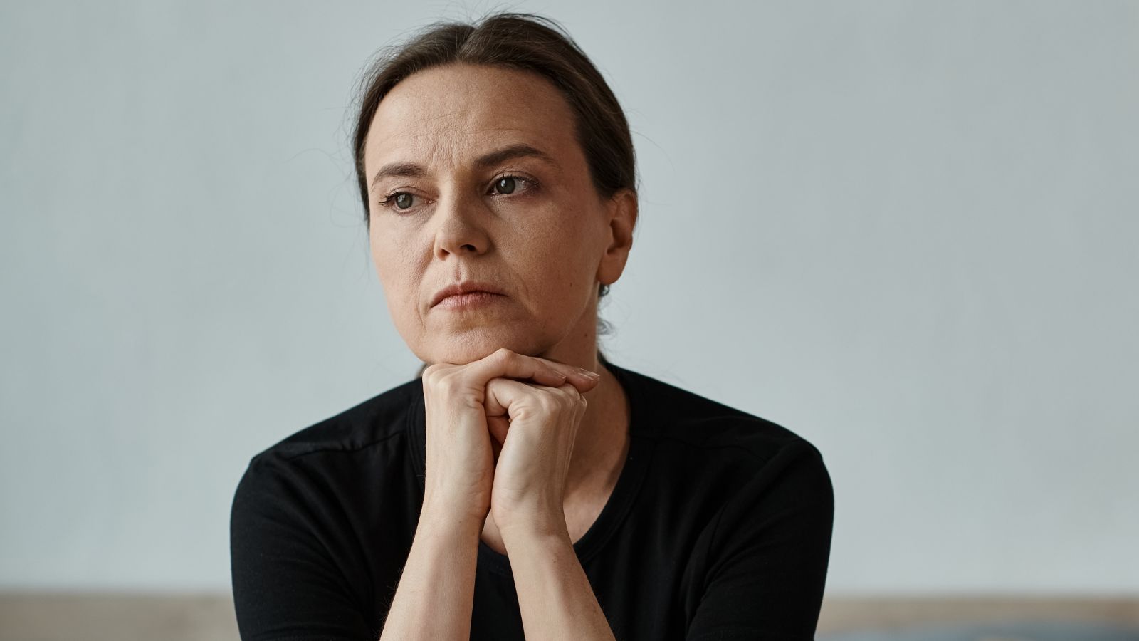 zmartwiona kobieta w domu