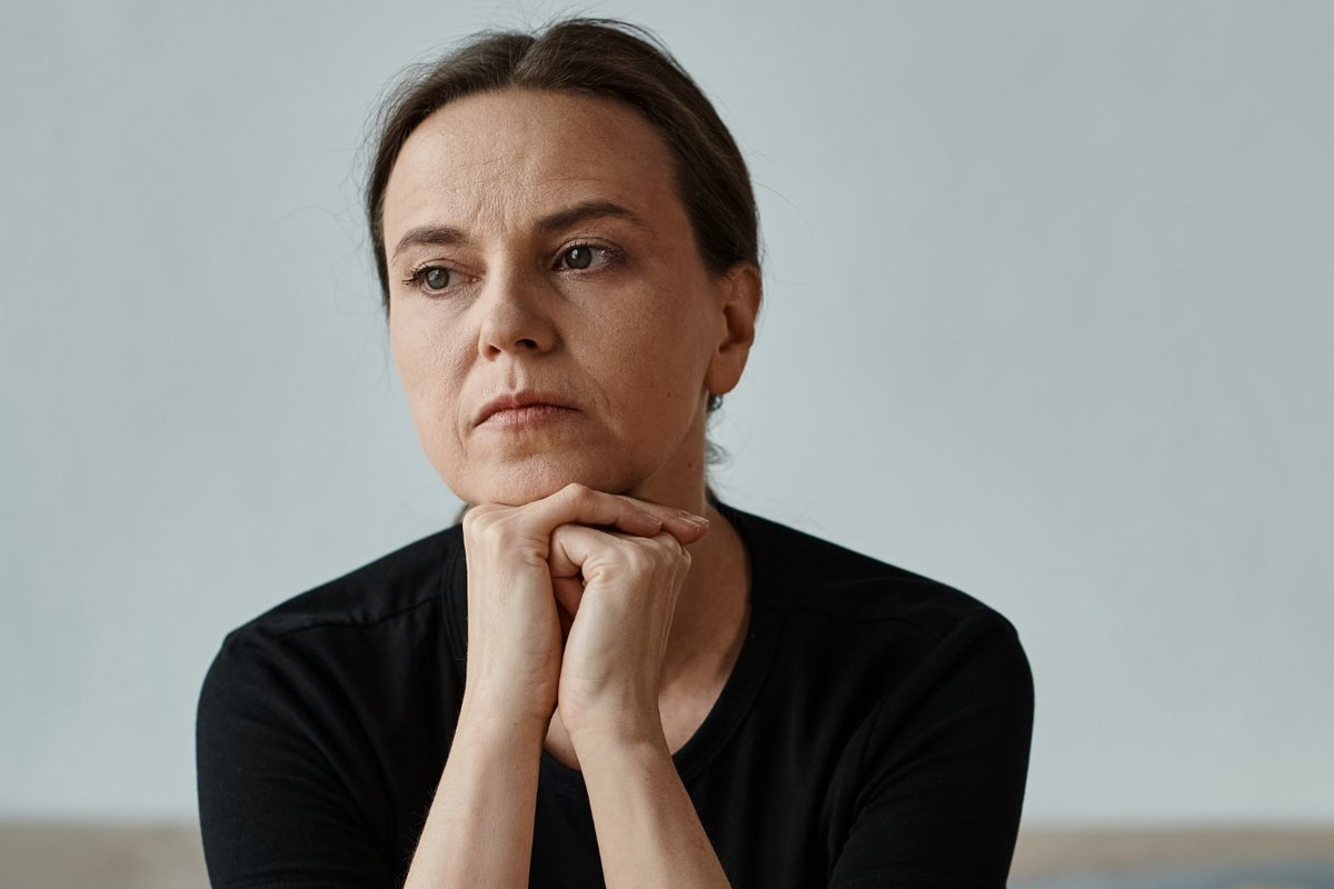 zmartwiona kobieta w domu