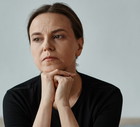 zmartwiona kobieta w domu