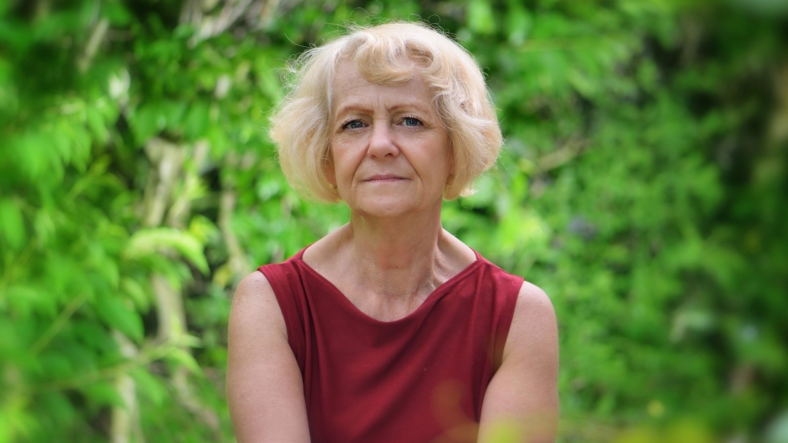 kobieta 50+ zniesmaczona zachowaniem synowej