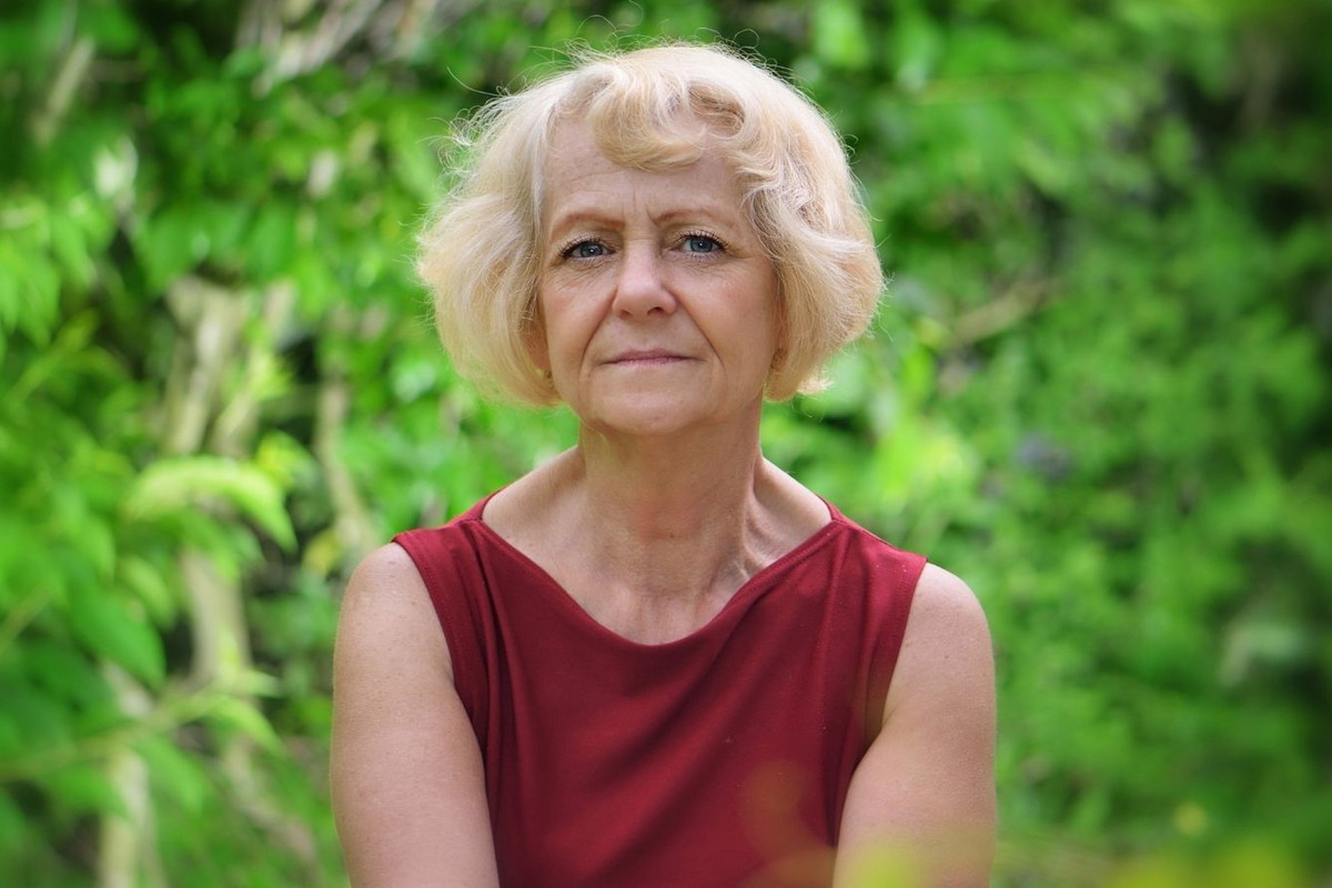 kobieta 50+ zniesmaczona zachowaniem synowej