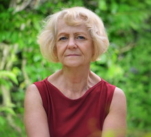 kobieta 50+ zniesmaczona zachowaniem synowej