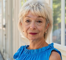 kobieta 60+ zawiedziona zachowaniem syna i synowej