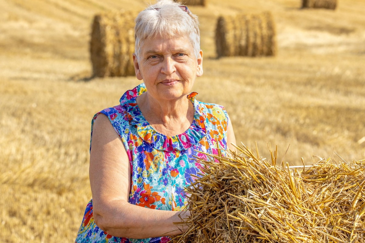 seniorka na polu