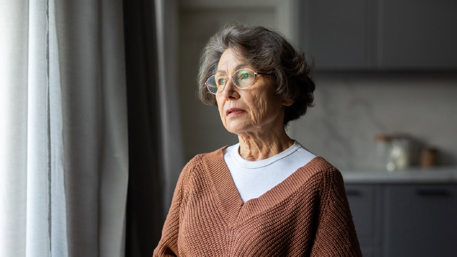 seniorka tęskniąca za domem