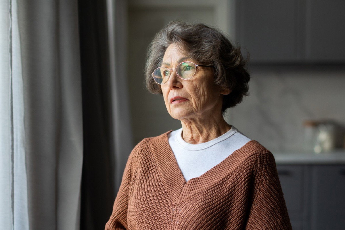 seniorka tęskniąca za domem